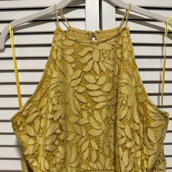 Keepsake Imagine Golden Yellow Lace Midi Dress size L / 8 - Picture 6 of 13